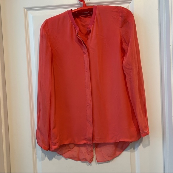 Elie Tahari Coral 100% Silk Button Up Top Sz M Asymmetrical Hem Classic - Picture 1 of 7